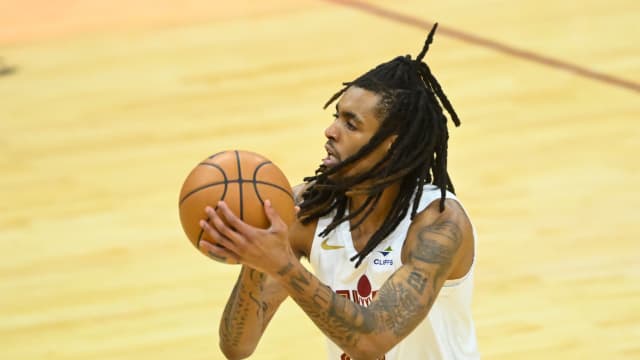 Dec 21, 2023; Cleveland, Ohio, USA; Cleveland Cavaliers forward Emoni Bates (21) shoots in the fourth quarter against the New Orleans Pelicans at Rocket Mortgage FieldHouse.